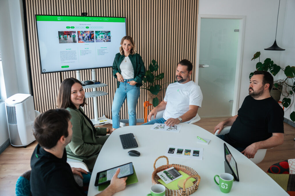 Meeting im Konferenzraum mit 5 Personen